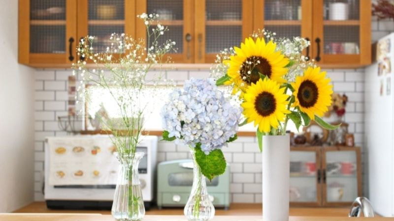 お花が飾られた清潔で明るいキッチンの画像
